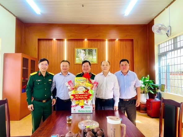 SƯ ĐOÀN 2 THĂM, CHÚC TẾT UBND XÃ EA DRÔNG NHÂN DỊP XUÂN BÍNH NGỌ 2026